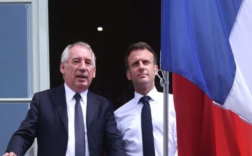 মধ্যপন্থী মিত্র ফ্রাঁসোয়া বায়রুকে প্রধানমন্ত্রী ঘোষণা করলেন ম্যাক্রোঁ 