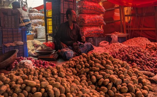 কমেছে আলু-পেঁয়াজের দাম 