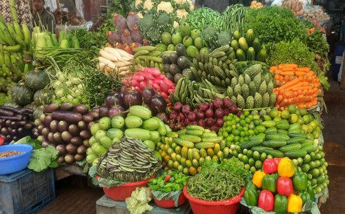 বাজারে ভরপুর শীতের সবজি, স্বস্তিতে ক্রেতারা 