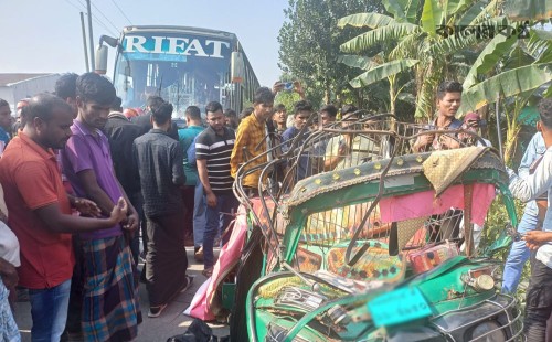 বাস-অটোরিকশার মুখোমুখি সংঘর্ষে প্রাণ গেল ৬ জনের 