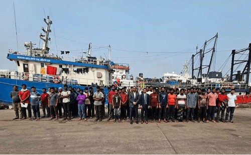 দেশে ফিরেছেন ভারত থেকে মুক্তি পাওয়া ৯০ নাবিক-জেলে 