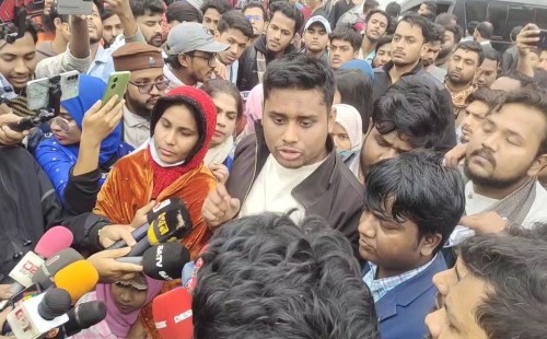 বাংলাদেশে আমলাতান্ত্রিক জটিলতার দোহাই চলবে না : হাসনাত আব্দুল্লাহ 