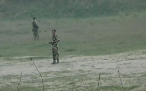 এক বাংলাদেশিকে ধরে নিয়ে গেছে বিএসএফ 