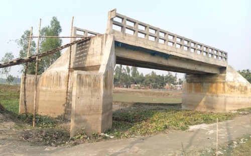 ব্রিজের কাজ শেষ না ক‌রেই উধাও ঠিকাদার ছাত্রলীগ নেতা 