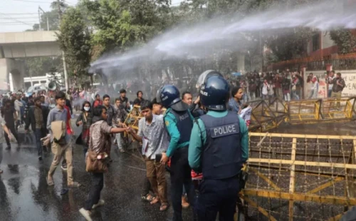 ‘সংক্ষুব্ধ ছাত্র জনতা’র মিছিলে জলকামান-সাউন্ড গ্রেনেড নিক্ষেপ 