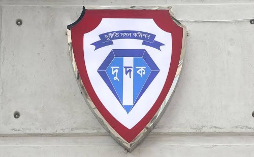 এবার দুদকের জালে চুমকি-জাকির 