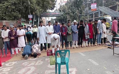 সড়কেই নামাজ পড়লেন তিতুমীর শিক্ষার্থীরা, অনশনে অসুস্থ ৩ 