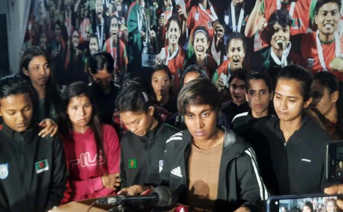 কোচ ও নারী ফুটবলারদের ইস্যুতে বিভক্ত ক্রীড়াঙ্গন 