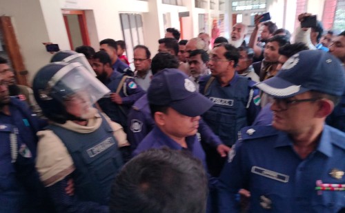 ৩ দিনের রিমান্ডে সাবেক জনপ্রশাসন মন্ত্রী ফরহাদ 