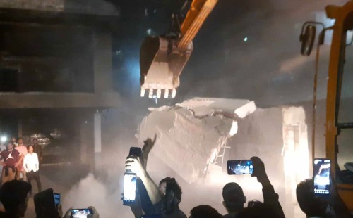 খুলনায় শেখ বাড়িও ভাঙচুর 