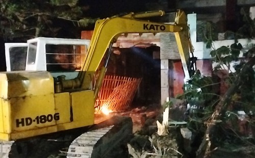 মাহাবুব উল আলম হানিফের বাড়িও বুলডোজার চালিয়ে ভাঙচুর 