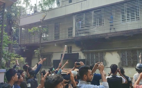 ‘কাউয়া কাউয়া’ স্লোগানে ওবায়দুল কাদেরের বাড়িতে ভাঙচুর 