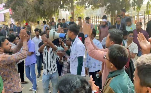 গাজীপুর বিক্ষোভ সমাবেশে যোগ দিতে জড়ো হচ্ছেন শিক্ষার্থীরা 