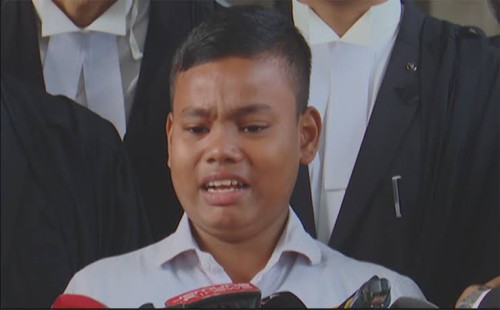 হাত হারানো শিশু নাঈমকে ক্ষতিপূরণ না দেওয়ায় কারখানা মালিককে তলব 