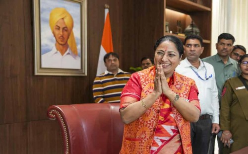 দিল্লিতে শুরু ছবি-যুদ্ধ! 