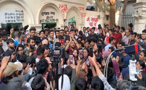 ঢাবির মধুর ক্যান্টিনের সামনে শিক্ষার্থীদের দু’পক্ষের হাতাহাতি 