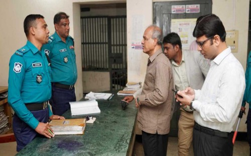 আজও ভোরে পুলিশ থানায় স্বরাষ্ট্র উপদেষ্টা 