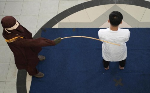 সমকামিতার শাস্তি বেত্রাঘাত! 