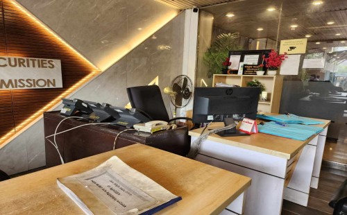 বিএসইসির চেয়ারম্যানের পদত্যাগের দাবিতে কর্মবিরতিতে কর্মচারীরা 