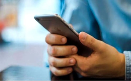 নামাজের সময় ফোন বেজে উঠলে করণীয় 