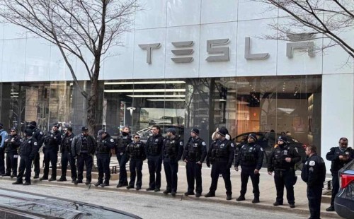 টেসলার শোরুমে গুলি 