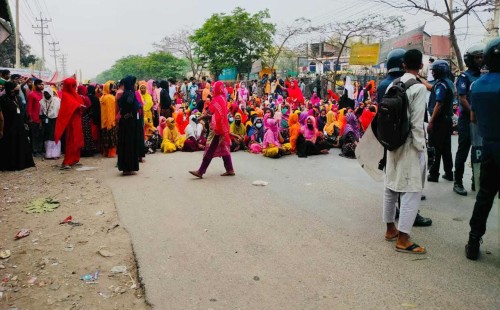 ঈদের ছুটি বাড়ানোর দাবিতে গাজীপুরে শ্রমিকদের আন্দোলন 