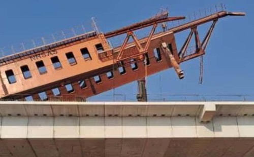 বুলেট ট্রেনের লাইনে ক্রেন 