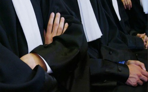 গরমে আইনজীবীদের কালো কোট ও গাউনের বাধ্যবাধকতা শিথিল 