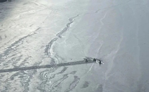 বিমানের ডানায় ১২ ঘণ্টা! 