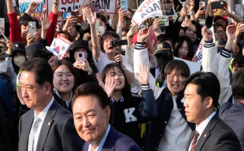 ইউনের সরকারি বাসভবন ত্যাগ 