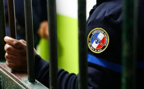 ফ্রান্সে কারাগারে আগুন ও গুলি 