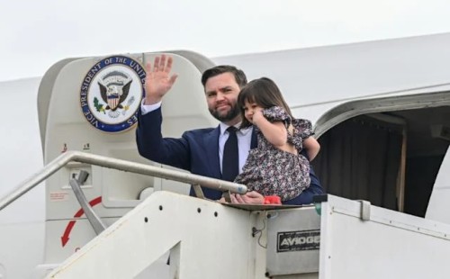 ইতালি সফরে ভ্যান্স 