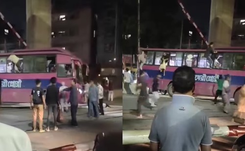 রেললাইনে আটকে গেল বাস, জানালা দিয়ে নামলেন আতঙ্কিত যাত্রীরা 