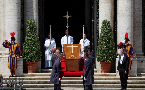 গির্জায় পৌঁছেছে পোপের কফিন 