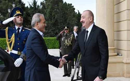 আজারবাইজানে পেজেশকিয়ান 