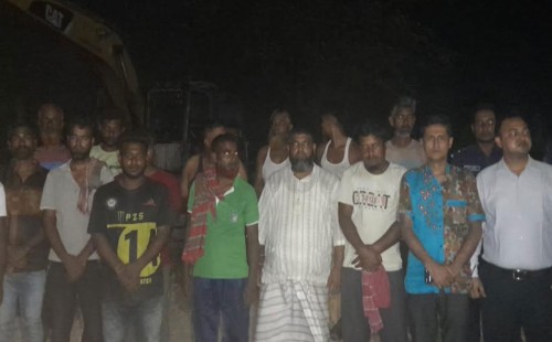 পাবনায় অবৈধভাবে ফসলি জমির মাটি কাটায় ১৪ জন আটক 