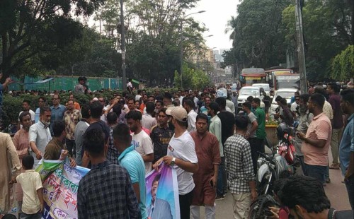 ঢাকার দুই স্থানে আজও সড়ক অবরোধ, ভোগান্তিতে যাত্রীরা 