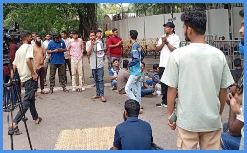 কাকরাইল মোড়ে আজও জবি শিক্ষার্থীরা 