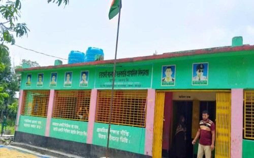 পরীক্ষার কক্ষ ছেড়ে অফিস রুমে লুডু খেলায় ব্যস্ত শিক্ষকরা 