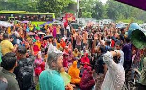 যমুনা ঘেরাওয়ের উদ্দেশে গার্মেন্টস শ্রমিকরা 