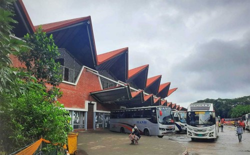 মাত্র দুই বছরেই বেহাল দশা ১১৭ কোটির বাস টার্মিনাল! 