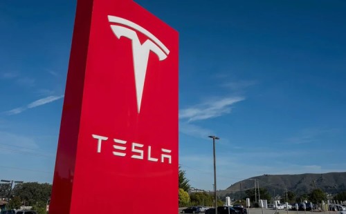 এপ্রিলে টেসলা বিক্রি অর্ধেক কমেছে 