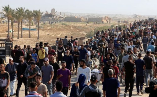 ত্রাণকেন্দ্রে হাজারো মানুষ 