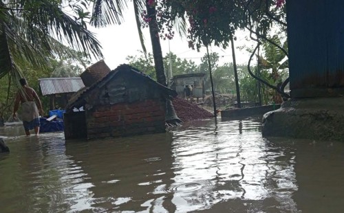 জলোচ্ছ্বাসের মাঝেও নৌকায় করে এলো বরযাত্রী 