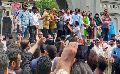 দুই দফা দাবিতে আজও নগর ভবনের সামনে ইশরাক সমর্থকরা 