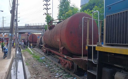 তেলবাহী ট্রেনের ৪টি ওয়াগন লাইনচ্যুত 