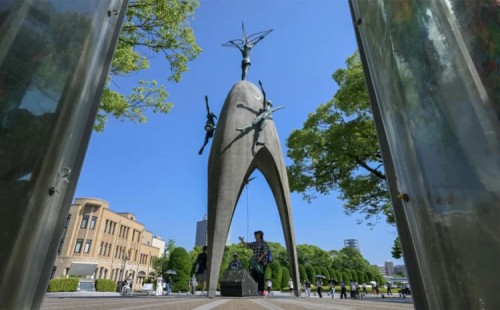 জাপানে পারমাণবিক হামলায় নিহত শিশুদের স্মরণ 