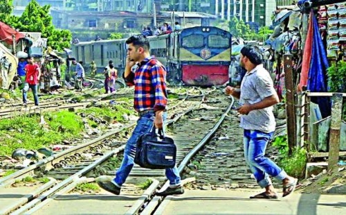 অসচেতনতা ও অরক্ষিত রেলক্রসিংয়ের ফাঁদে প্রাণ হারাচ্ছেন শত শত মানুষ 