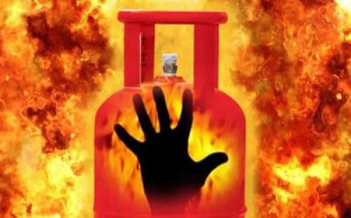 পুরান ঢাকায় গ্যাস সিলিন্ডার বিস্ফোরণে শিশুসহ একই পরিবারের ৫ জন দগ্ধ 