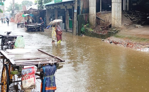পানি নামলেও কমেনি দুর্ভোগ, নোয়াখালীতে ভোগান্তিতে স্থানীয়রা 